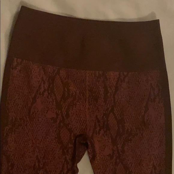 High-Waisted Seamless Snakeskin 7/8 - Picture 8 of 15